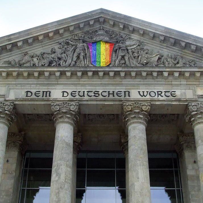 Bild des Reichstagsgebäudes mit verändertem Schriftzug von Texter Hamburg Daniel Kaesmacher