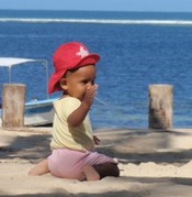 Urlaub reisen mit Baby, Checkliste Urlaub mit Baby und Kleinkind, Was sollten Eltern bei Reisen mit Babys beachten. Was hilft beim Druckausgleich bei Babys im Flugzeug.