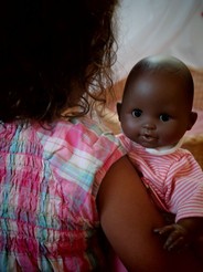 Puppen und Spielzeug mit Schwarzen Charakteren, Spielzeug für Schwarze Kinder und POC, internationales Spielzeug, Schwarze Puppen, Spielzeug und Puppen mit Schwarzer Hautfarbe
