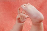 Babys Motorik fördern, Babymagazin windeln.de, sinnvolle Babykrabbelkurse, Babymassagegriffe für zu Hause, Pekip