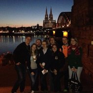 Gruppenbild vor der Skyline von Köln 