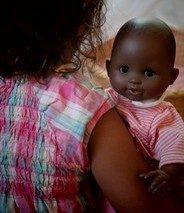 Puppen und Spielzeug mit Schwarzen Charakteren, Spielzeug und Bücher für Schwarze Kinder und POC, internationales Spielzeug, Schwarze Puppen, Spielzeug und Puppen mit dunkler Hautfarbe, Diversity Medienliste, Diversity Bücher und Spielzeug mit Schwarzen Hauptfiguren
