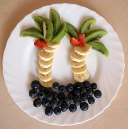 kreative Figuren aus Obst und Gemüse - hier eine Obstpalme