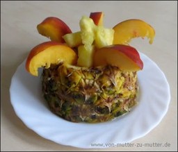 Ananas und anderes Obst dekorativ schneiden, Obst und Gemüse für Kindergeburtstag kreativ schneiden und dekorieren, Ananasfigur