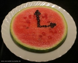 Wie haben Kinder mehr Lust auf Obst und Gemüse? Mit Obst- und Gemüsefiguren! Wie kann ich mein Kind überreden mehr Obst zu essen? Hier finden Sie Ideen und Tipps wie sie Obst und Gemüse für Kinder und Obstverweigerer dekorieren oder dekorativ schneiden können. Melone dekorativ schneiden, Figuren aus Melone