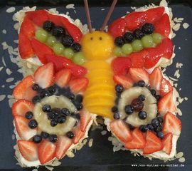Obsttorte als Schmetterling verziert und viele weitere Dekoideen für Obsttorten und Obstfiguren finden Sie auf www.von-mutter-zu-mutter.de