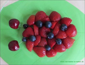 Marienkäfer aus Obst, Marienkäfer aus Erdbeern und Blaubeeren, Marienkäfer dekorieren,Figuren aus Obst, Obst garnieren und dekorieren, Dekoideen für Obst und Gemüseteller zum Kindergeburtstag oder Geburtstag