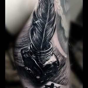 Selfmade Tattoo Berlin Zsofia Belteczky feather feder