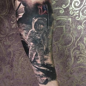 Selfmade Tattoo Berlin Zsofia Belteczky space astronaut