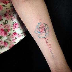 Frau rosen unterarm tattoo Rosen Tattoo