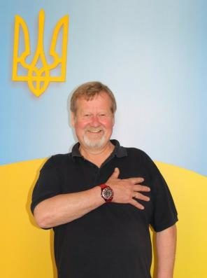 Unser langjähriger Wegbegleiter und Freund Martin Hermes ist am 28. Mai 2022 gestorben. Martin gehörte vom ersten Tag an zum „Freundeskreis der Ukrainefahrer“. Schon den ersten Hilfsgütertransport im Februar 1992 hat er begleitet, und seitdem viele weitere Transporte. Solange es ihm seine Gesundheit erlaubte, war er mit Begeisterung dabei. Dank seiner handwerklichen Fähig- keiten konnte er bei Problemen mit den Kraftfahrzeugen meistens sehr schnell für die Behebung von Schäden sorgen. So war er in vielen schwierigen Situationen eine große Hilfe. Immer zu einem Scherz aufgelegt sorgte er auch für gute Laune im Team, was bei vielen Grenzübertritten half, die oftmals erheblichen Wartezeiten zu verkürzen. Wir werden Martin als treuen Freund in Erinnerung behalten.