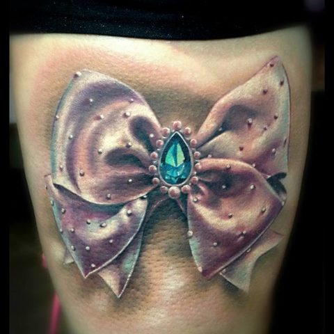 Selfmade Tattoo Berlin Zsofia Belteczky schleife diamant