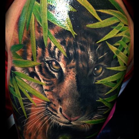 Selfmade Tattoo Berlin Zsofia Belteczky nature tiger leaves