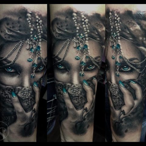 Selfmade Tattoo Berlin Zsofia Belteczky frau woman