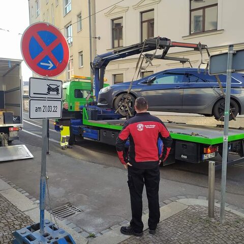 Auch bei einem Falschparker während des Umzuges machen wir kein Halt