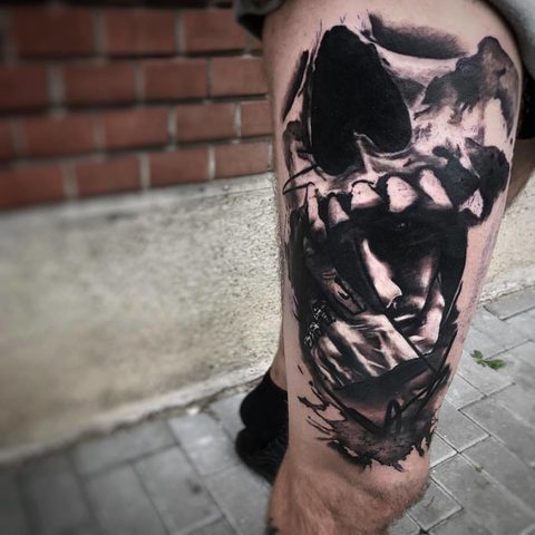 Selfmade Tattoo Berlin Kristof Tito Kondrat skull hand face schaedel mann