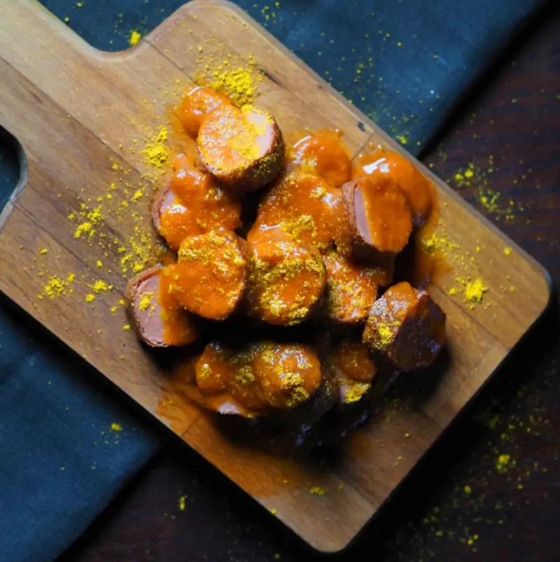 Berliner Currywurst (Haben wir auch als vegane Variante im Sortiment.)