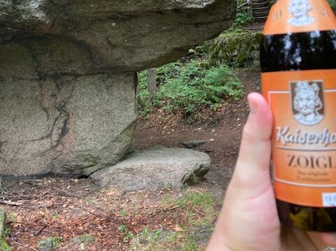 Waldstein | Gipfel 3 - der Teufelstisch auf dem Waldstein - das Bier ist immer dabei.