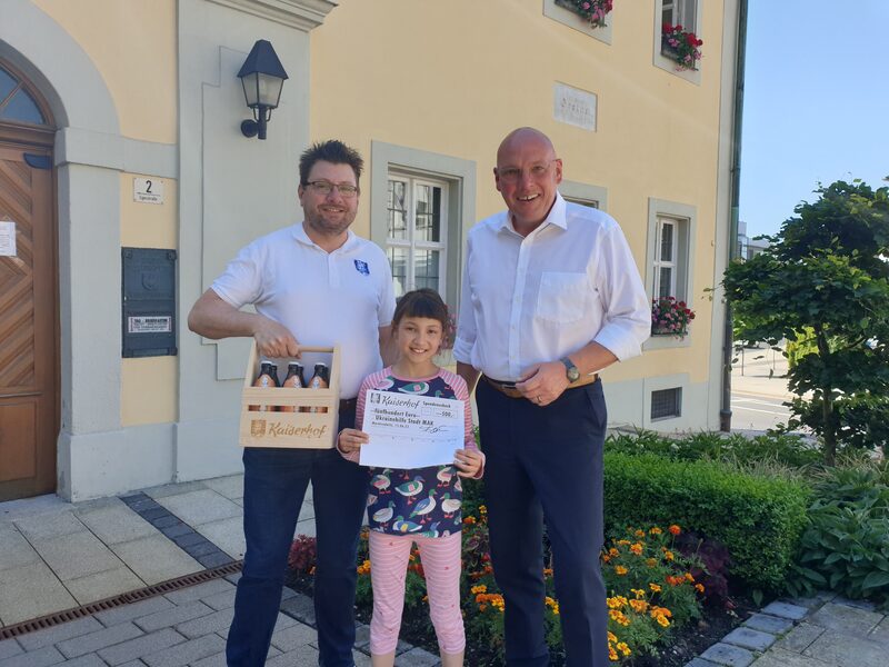 Marktredwitz | Feierliche Übergabe einer Spende von EUR 500 beim Oberbürgermeister für die Ukraine-Flüchtlinge in Marktredwitz, pro verkauftem Kasten ein Euro.