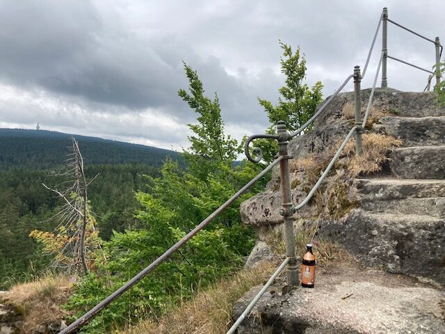 Rudolfstein | Gipfel 4 - ein Fläschlein steht auf dem Rudolfstein…