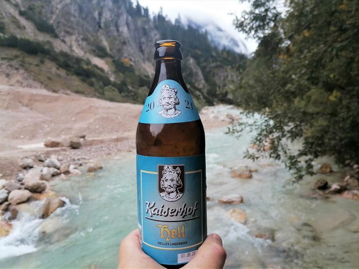 Ammergauer Alpen | Tom Frank schickte uns mit diesem Bild einer Flasche Kaiserhof Hell Grüße aus den Ammergauer Alpen. Danke Tom und Prost!