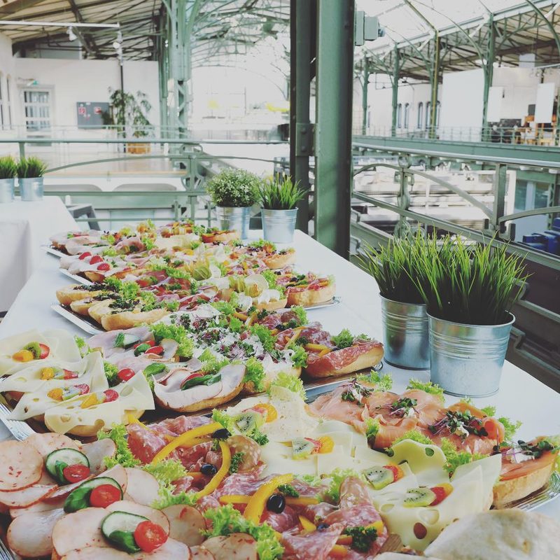 Leichtes Lunchbuffet im Wintergarten mit viel Tageslicht