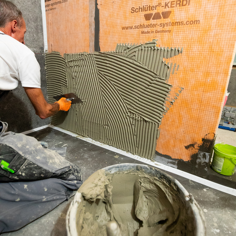 Fliesenarbeiten in einem Fitnessstudio in Berlin Adlershof