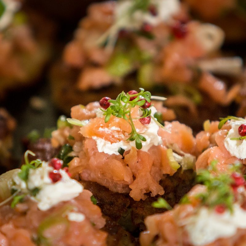 Lachstatar auf Pumpernickel mit Frühlingszwiebel-Topping