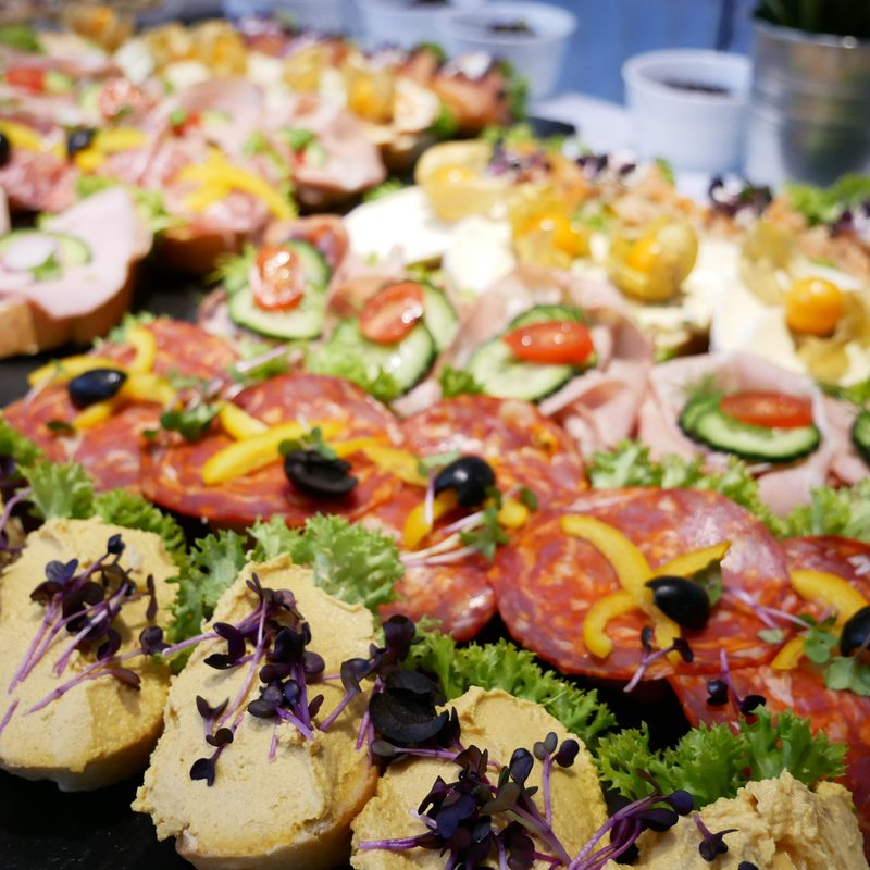 Bunte Wraps und belegte Fladenbrote mit Kräutern