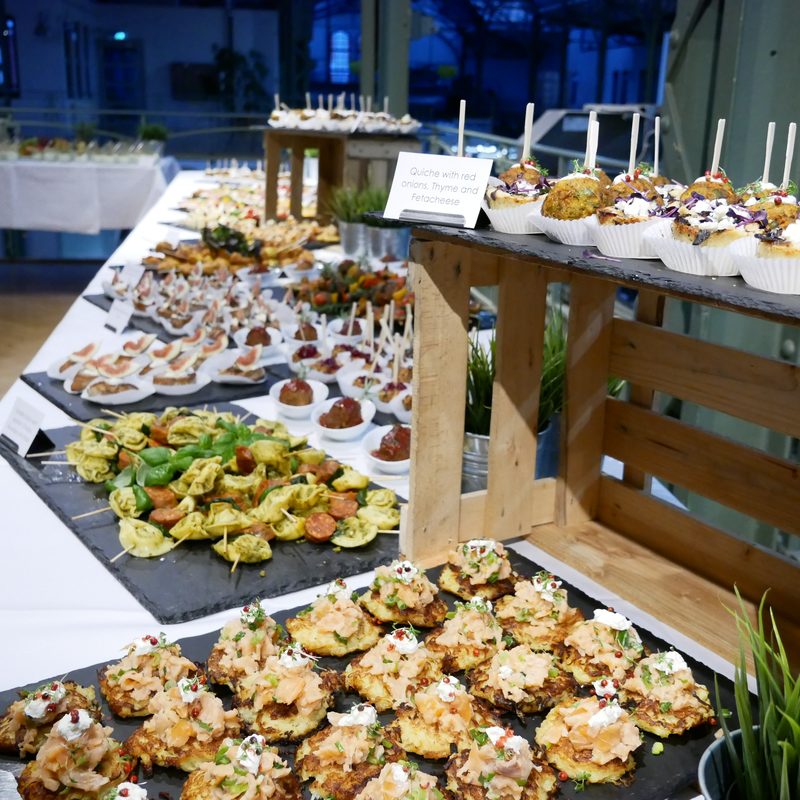 Reich gedeckter Tisch mit mediterranen Spezialitäten