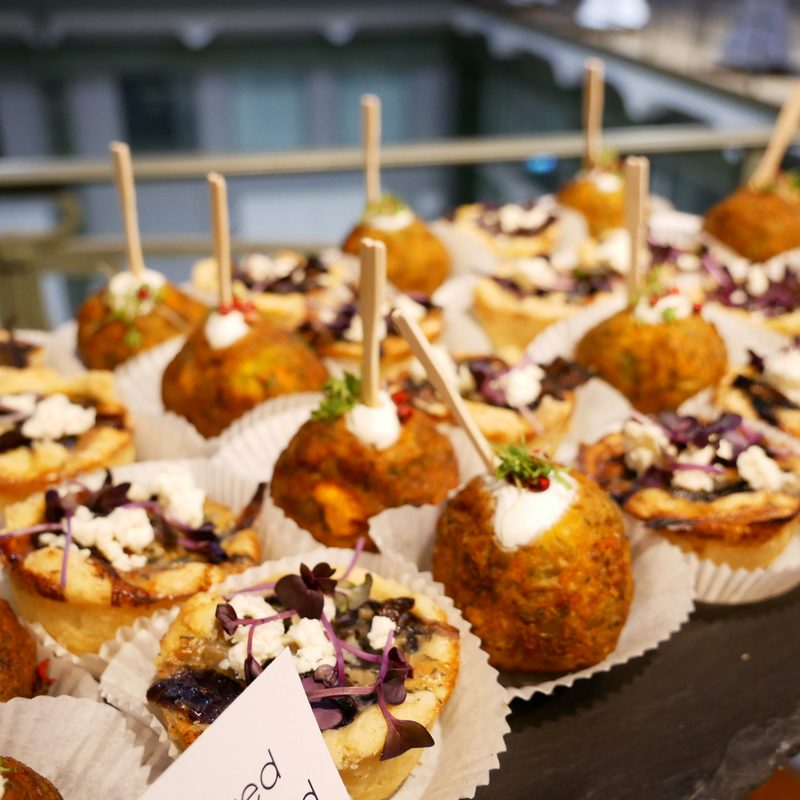 Herzhafte Snacks auf Holzspießen dekorativ serviert