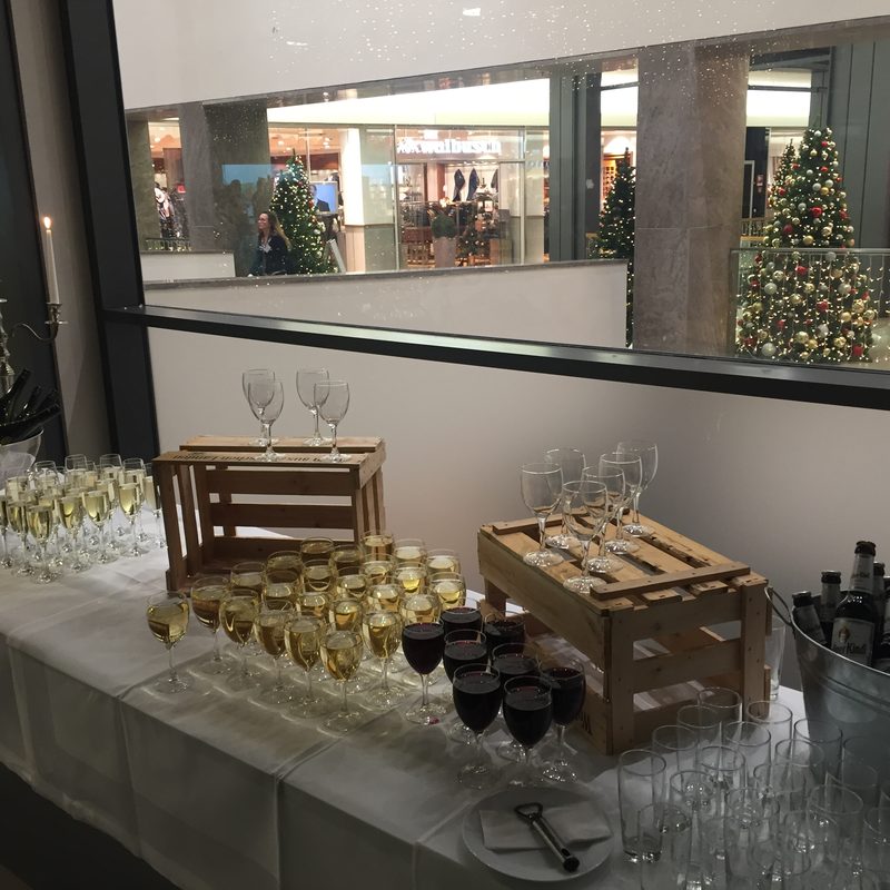 Sektempfang mit Gläsern und Getränketisch am Fenster