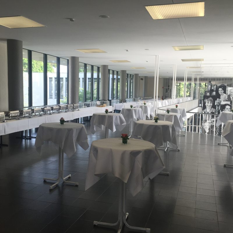 Festlich gedeckter Veranstaltungsraum mit weißen Tischen und Stühlen