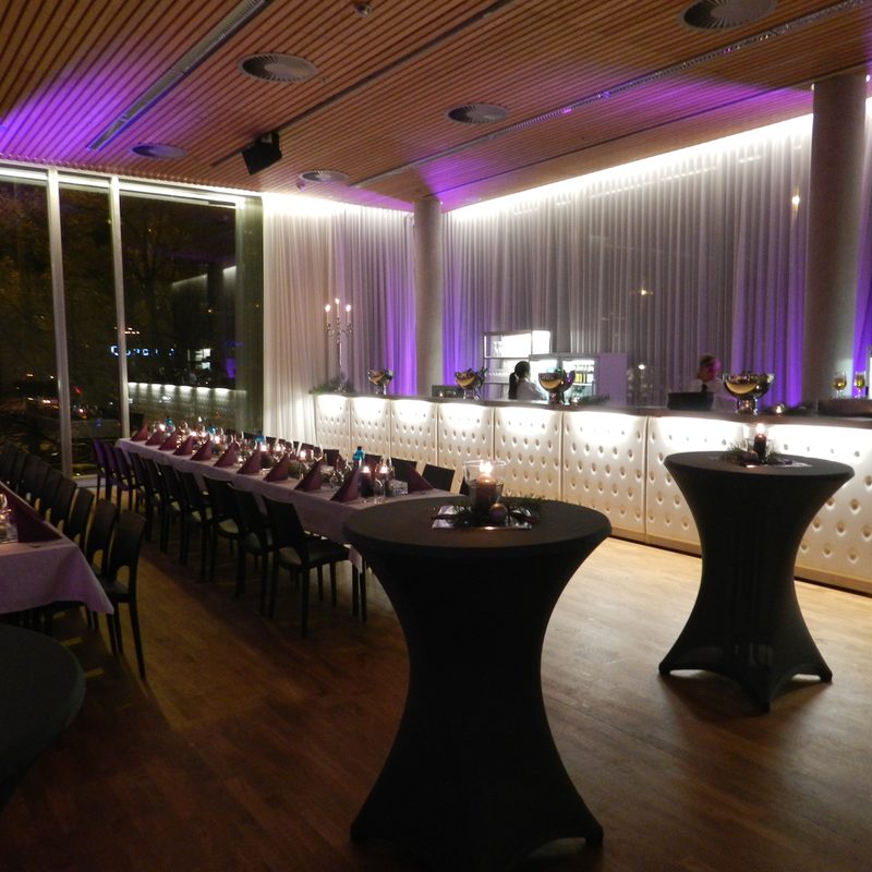 Veranstaltungsraum mit Lichterdecke und Tanzfläche