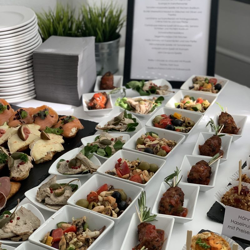 Kreative Fingerfood-Auswahl auf Porzellan angerichtet