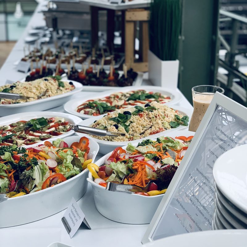 Flying Buffet mit kalten Speisen und Getränkestation