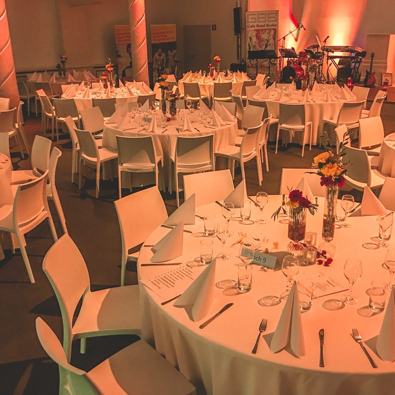 Bankettsaal mit runden Tischen und floraler Dekoration