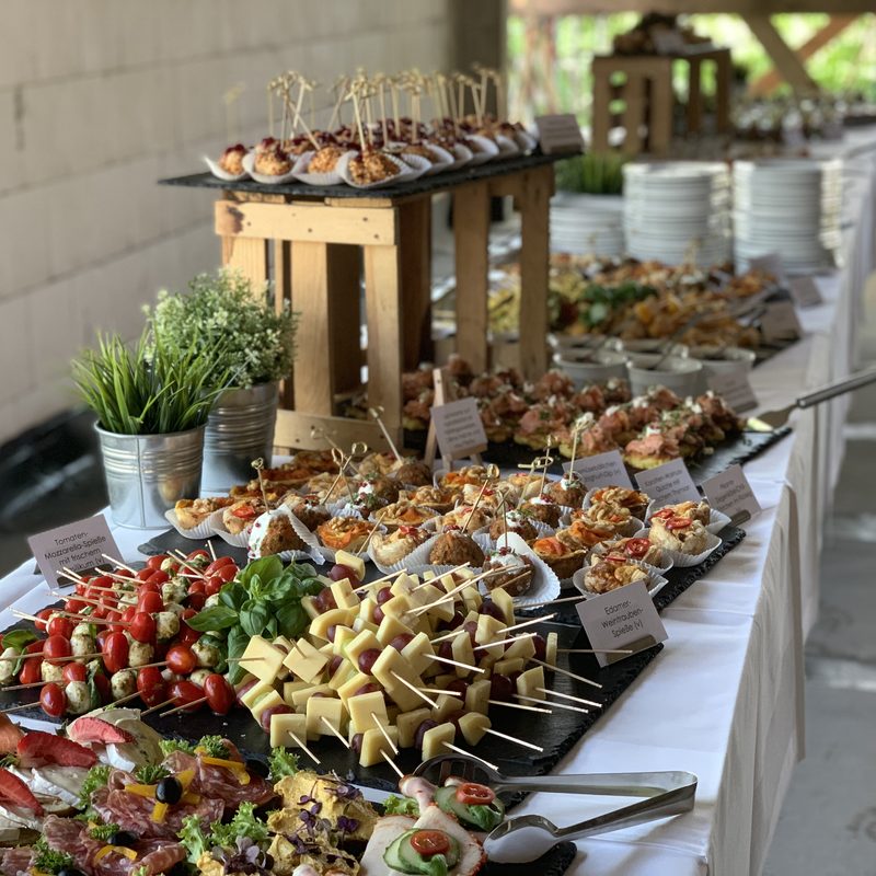 Sommerliches Grill- und Fingerfood-Buffet mit Spießen & Holzoptik