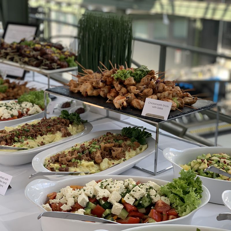 Kleine Salate und Vorspeisen in Glasschalen mit Namensschild