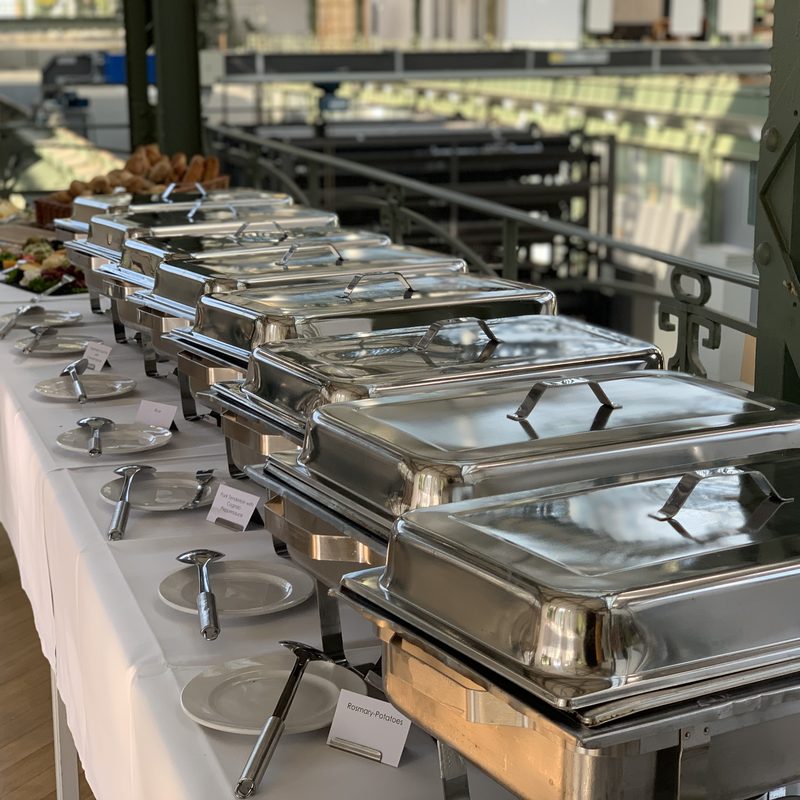 Warmhaltebuffet mit Chafing Dishes in Reihe