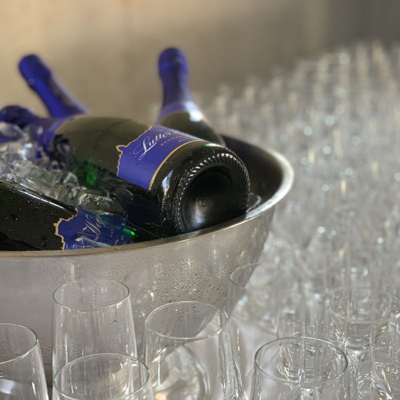 Champagner- und Sektkühler mit Flaschen auf Eis