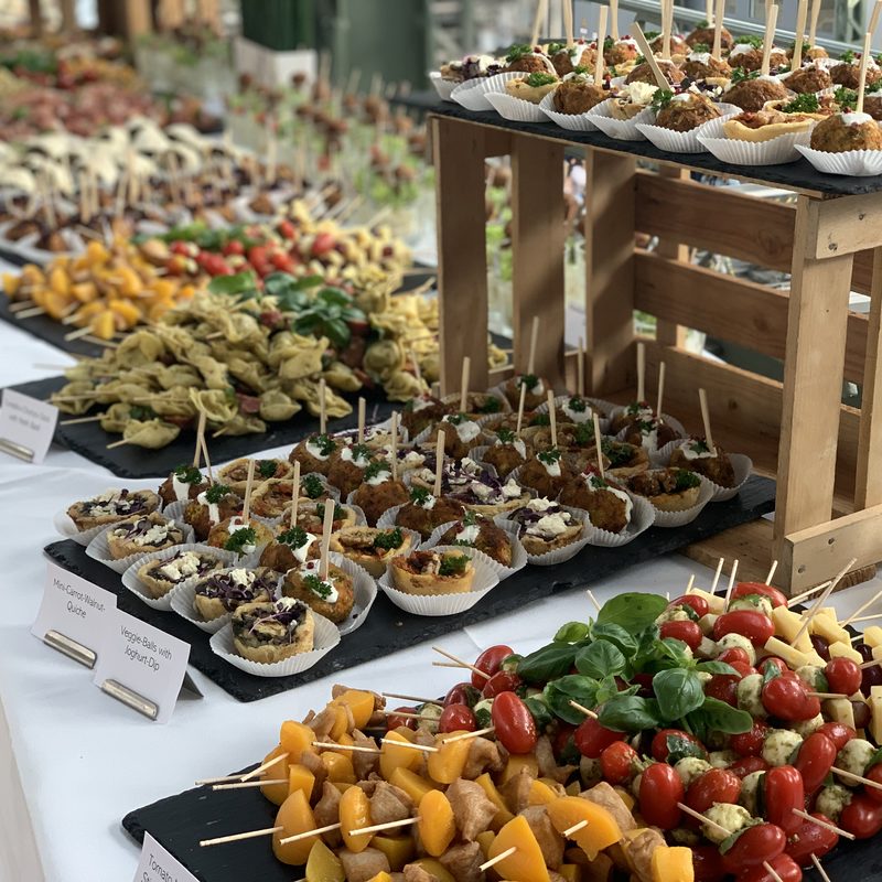 Großes Flying-Buffet mit Spießen, Häppchen und Fingerfood