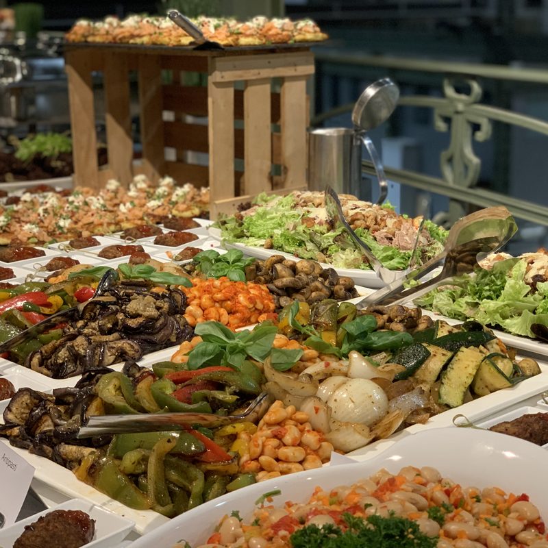 Gemüsegerichte mit Kräutern und dekorativem Holzeinsatz