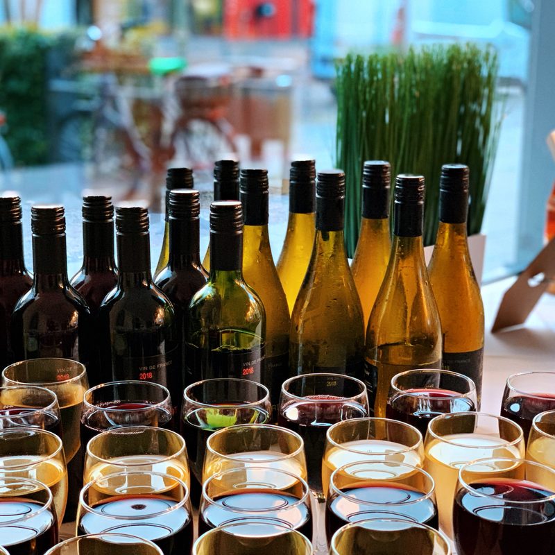 Wein- und Sektstation mit Gläsern und Flaschen