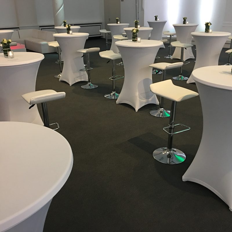 Stehtisch-Setup mit Hussen und Lounge-Charakter