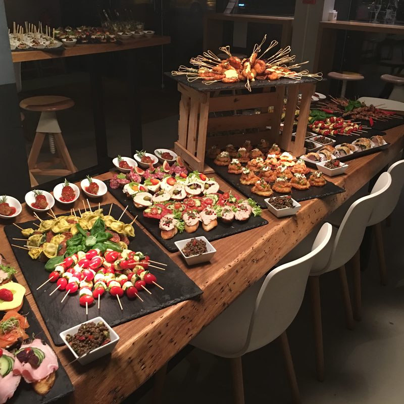 Fingerfood-Buffet mit rustikaler Holzdeko und Etagere
