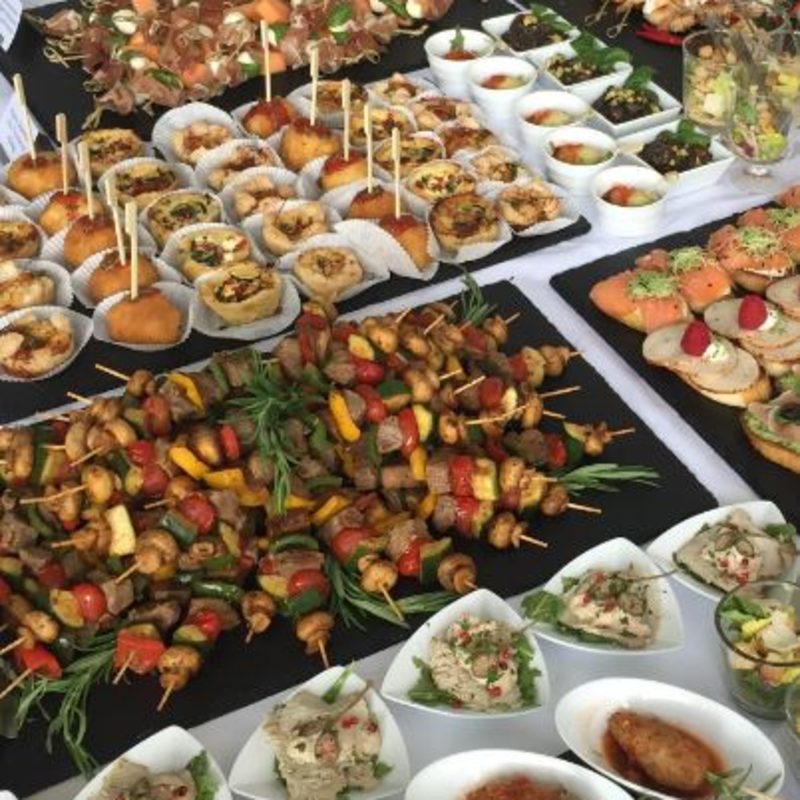 Tapas-Style Fingerfood in Buffetform mit bunten Zutaten
