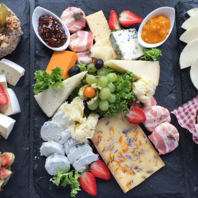 Rustikale Käse- und Wurstplatte mit Obst & Dips