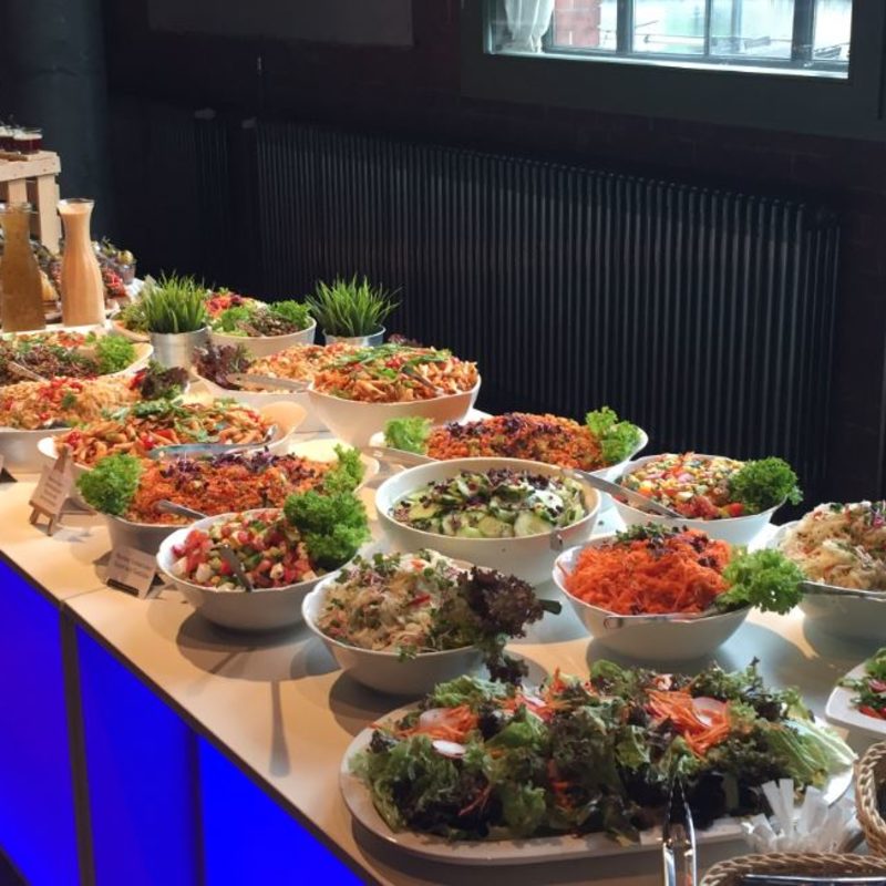 Salatbuffet mit verschiedenen Dressings und Toppings