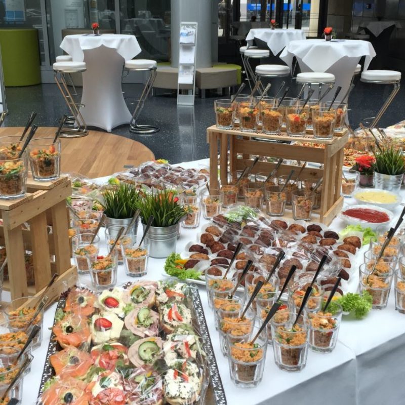 Catering-Präsentation mit Holzdeko und mediterraner Auswahl